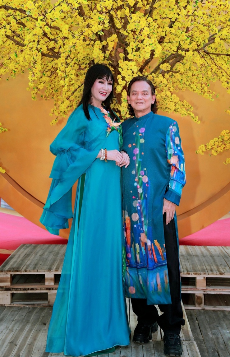 "Nữ hoàng ảnh lịch" Hiền Mai cùng chồng đại gia tham gia lễ hội Tết Việt vừa khai mạc tại Nhà văn hóa Thanh Niên TPHCM.