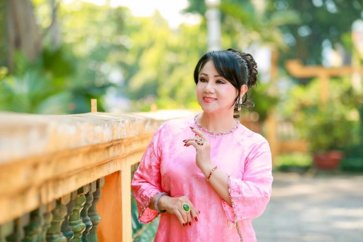 Ca sĩ Ngọc Ánh tranh thủ chụp bộ ảnh Tết kỷ niệm.&nbsp;