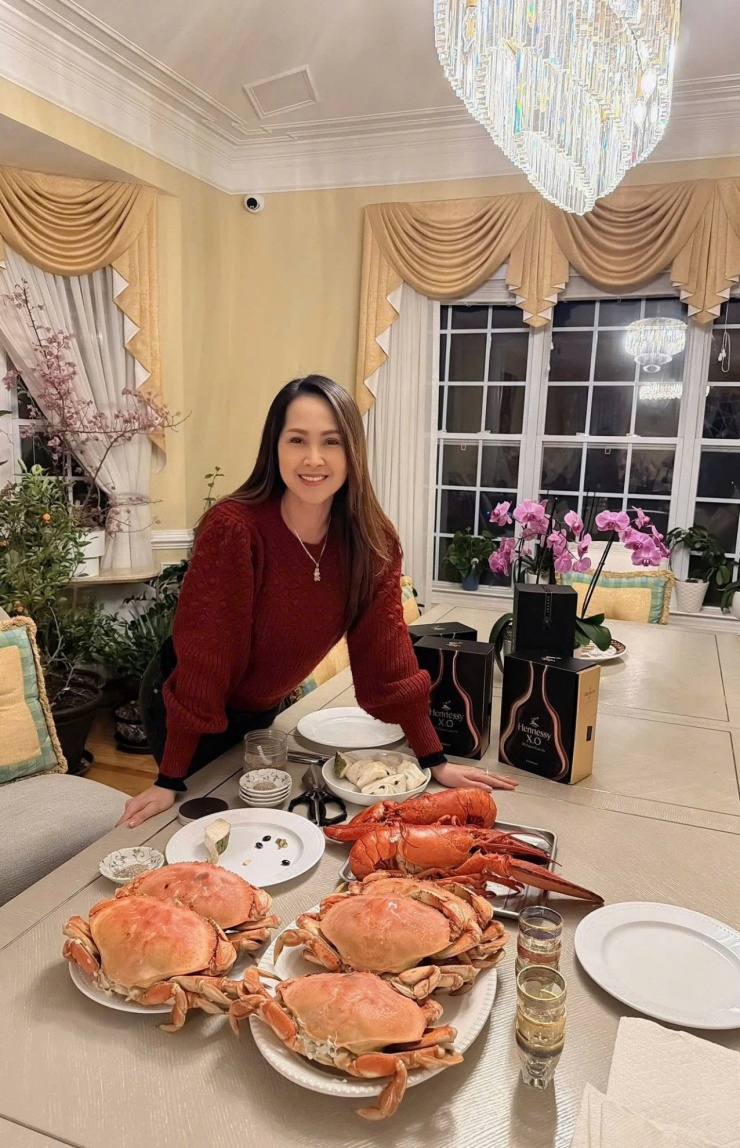 Diễn viên Minh Thư "Gái nhảy" bày tiệc thịnh soạn chiêu đãi bạn thân đến chơi.&nbsp;