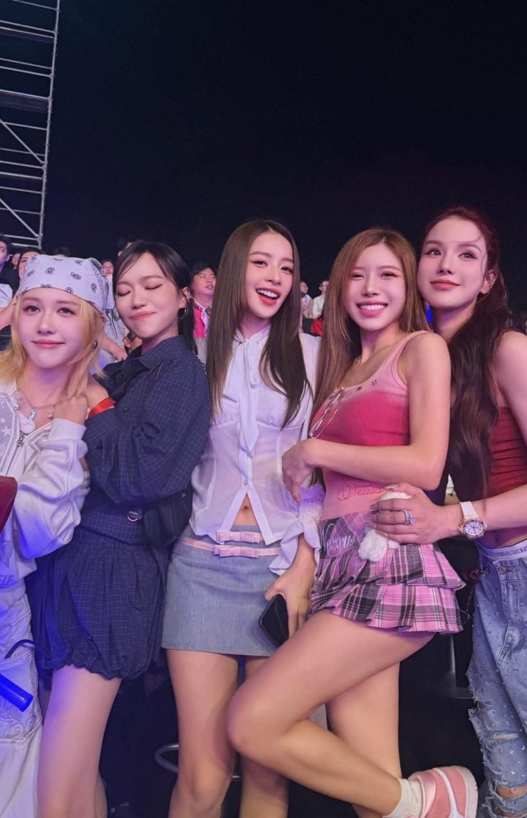 Hội bạn thân gồm: Diệu Nhi, Chi Pu, Trang Pháp, Diệp Lâm Anh, Hậu Hoàng đến cổ vũ Hòa Minzy.&nbsp;&nbsp;