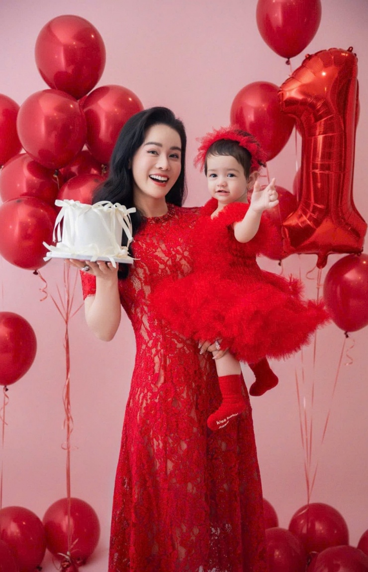 Diễn viên Nhật Kim Anh tổ chức tiệc thôi nôi hoành tráng cho con gái.&nbsp;