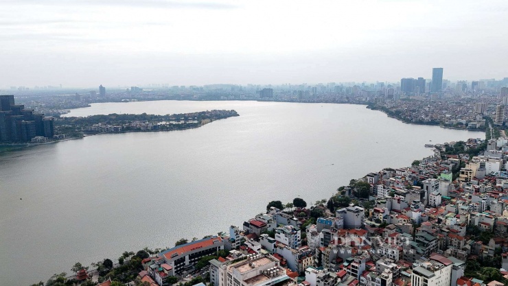 Mới đây, tại kỳ họp thứ 31, HĐND Thành phố Hà Nội đã thông qua sơ bộ chủ trương đầu tư dự án đầu tư, cải tạo phát huy giá trị khu vực hồ Tây và tuyến đường giao thông cảnh quan ven hồ theo phương thức đối tác công tư PPP - loại hợp đồng xây dựng chuyển giao (BT).