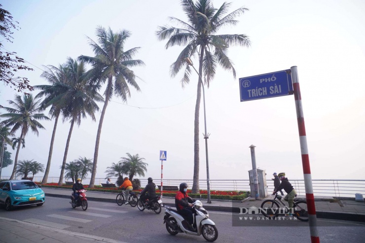 Theo đó, các đoạn tuyến này được điều chỉnh mở rộng quy mô mặt cắt ngang tuyến đường theo Quy hoạch phân khu A6 từ 8,5 - 9,5m lên 21 - 24m (lòng đường mỗi bên rộng 7m; dải phân cách giữa rộng 2m; vỉa hè phía dân cư hiện trạng rộng từ 1 - 3m, vỉa hè phía hồ rộng 5 m).