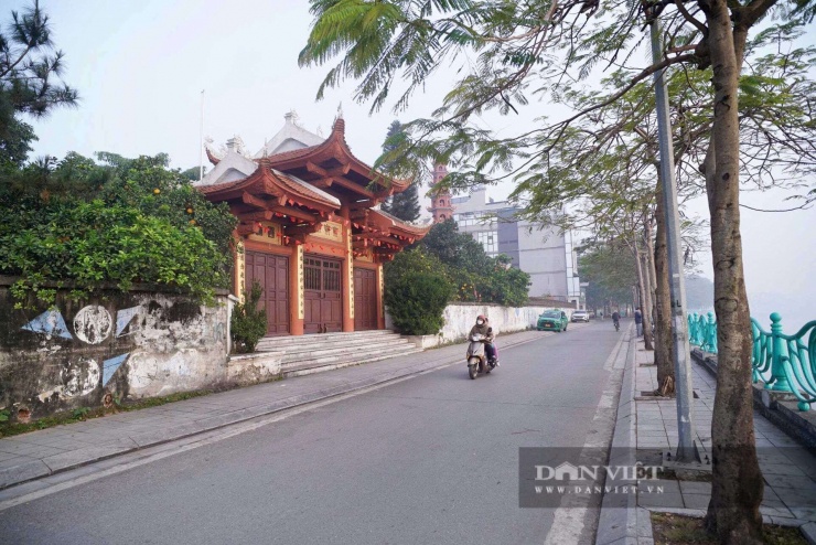 Ngoài ra, Dự án cũng thực hiện 27 sàn ngắm cảnh xung quanh hồ Tây. Đồng thời, bố trí 2 quảng trường nổi có tên là Văn Cao và bến Kim Ngưu. Bố trí cầu Nhật Chiêu, Sâm Cầm có bề rộng trung bình khoảng 10m. Đồng thời đầu tư 6 bến thuyền (3 bến chính, 3 bến phụ).