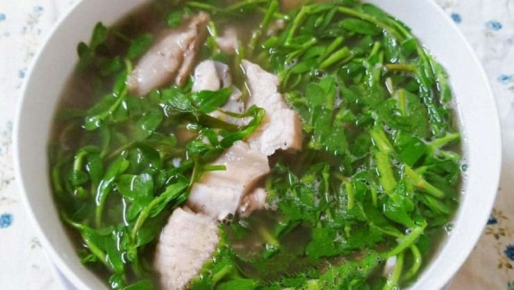 Tuy mang lại nhiều lợi ích, các chuyên gia khuyến cáo người dùng cần thận trọng khi sử dụng rau đắng. Việc ăn quá nhiều trong một bữa có thể gây tiêu chảy, đặc biệt với những người có hệ tiêu hóa kém. Rau đắng cũng không nên được sử dụng liên tục trong thời gian dài, tốt nhất chỉ nên bổ sung khi cần thiết. Ảnh minh họa