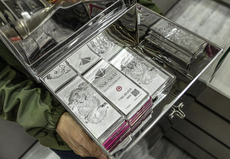 Khoảng một năm trở lại đây, nhiều người lựa chọn bạc là tài sản trú ẩn an toàn, sau vàng. Ảnh: Ancarat.