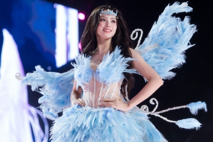 Hoa hậu, á hậu catwalk trong đêm nhạc của Hòa Minzy