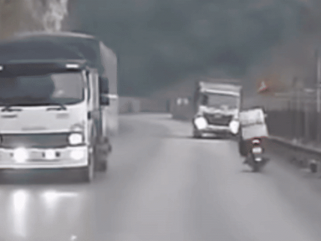 Khoảnh khắc ôtô tải lao nhanh, đâm vách núi trên đèo Đá Trắng