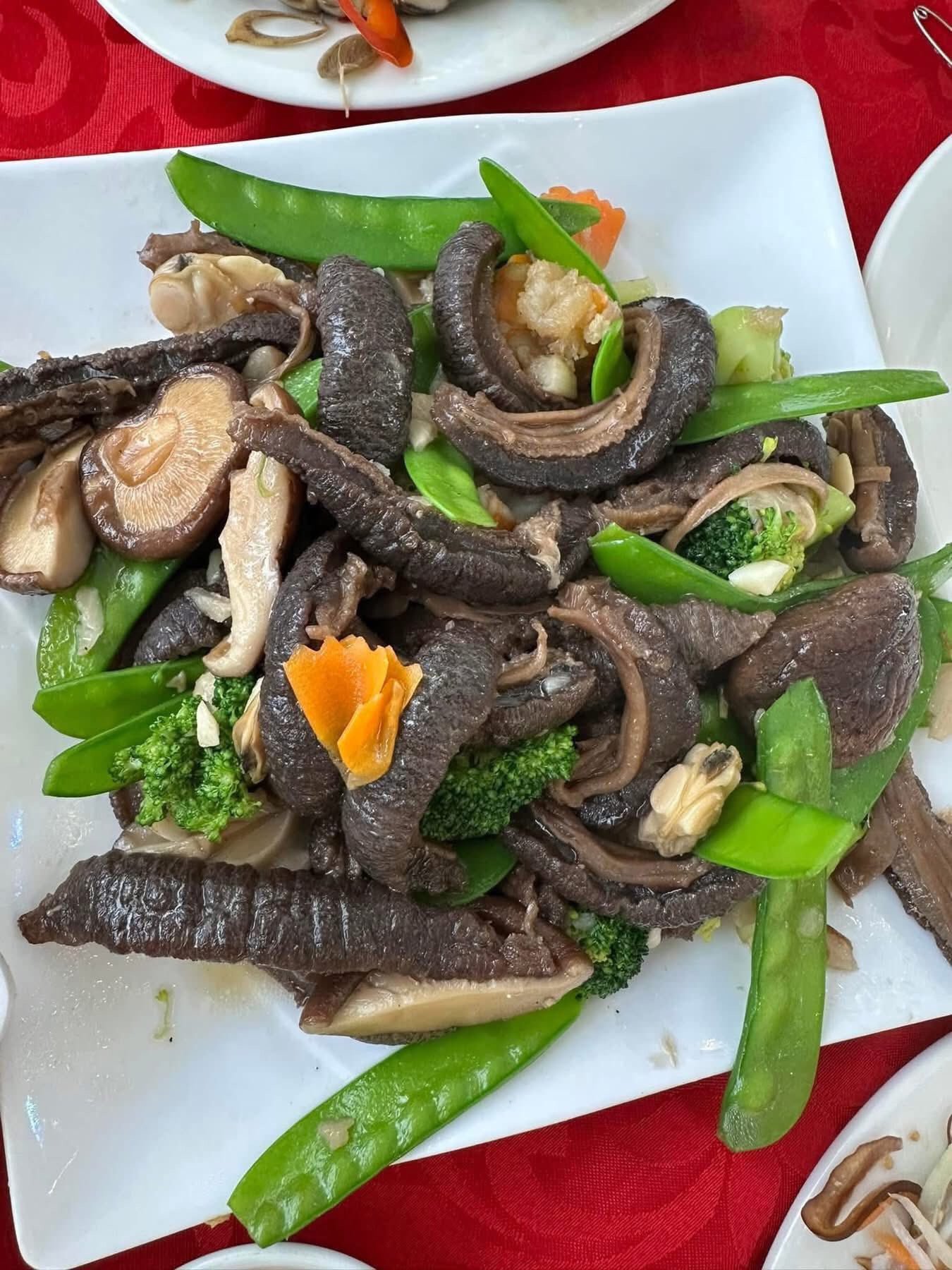 Món hải sâm đen xào rau củ. Ảnh: Hải sản Vân Đồn