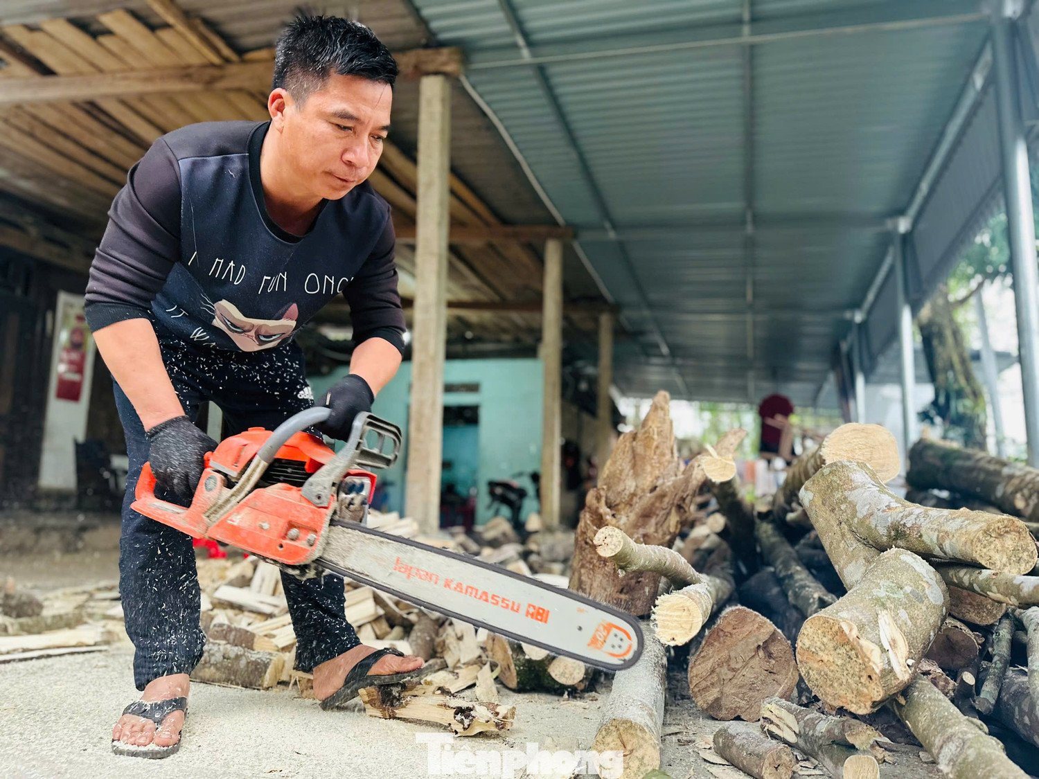 Khối gỗ trầm hương cổ thụ quý hiếm được trả giá nửa tỷ đồng ở Hà Tĩnh - 3