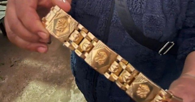 Người phụ nữ nhặt được 1,3 cây vàng ở chợ