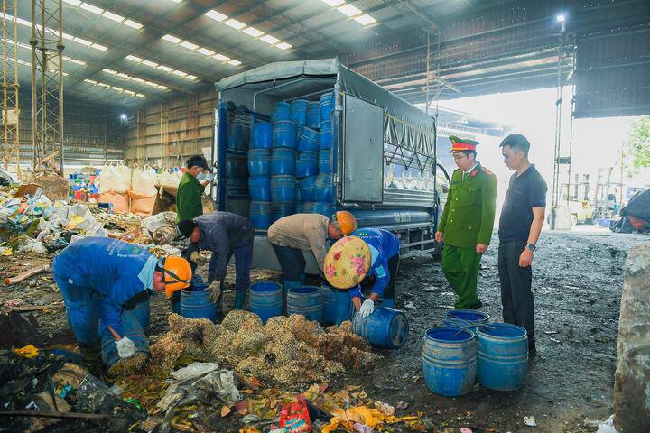 Cơ quan chức năng Hải Phòng phát hiện hơn 5 tấn giá đỗ vi phạm tại hai cơ sở sản xuất trên địa bàn xã Gia Phúc.
