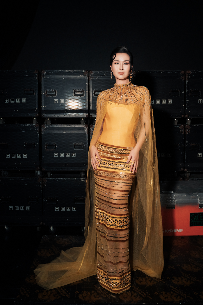 Bộ trang phục ấn tượng của Võ Hạ Trâm