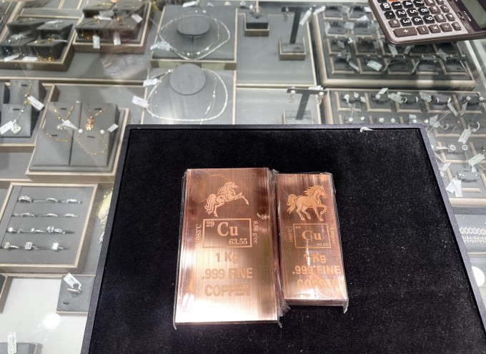 Hai mẫu đồng thỏi đang được bán tại một tiệm vàng trên đường Láng, Hà Nội. Ảnh: Phan Dương