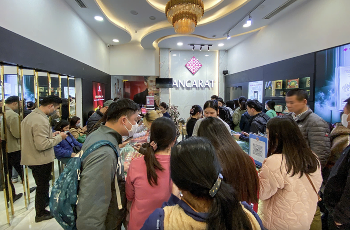 Cảnh xếp hàng mua bạc diễn ra tại các cửa hàng. Ảnh: NLDO