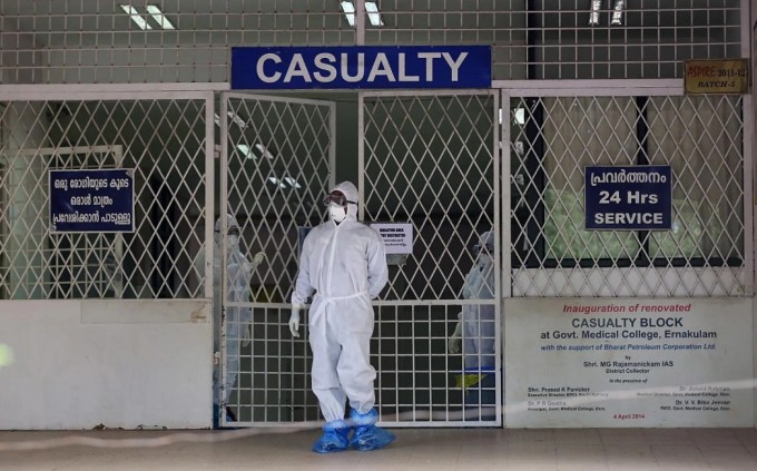 Một nhân viên y tế trong trang phục bảo hộ bước ra từ khu cách ly của một bệnh viện tại Kochi, bang Kerala, Ấn Độ, trong đợt bùng phát dịch Nipah tháng 8/2019. Ảnh: EFE-EPA/Prakash Elamakkara