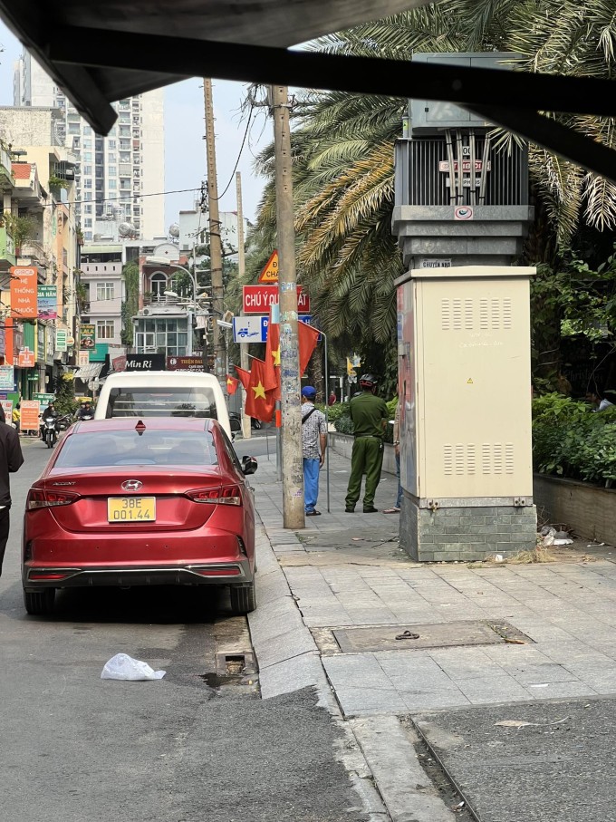 Ôtô dừng đỗ sai quy định tại Diên Hồng, TP HCM. Ảnh: Hồ Tân