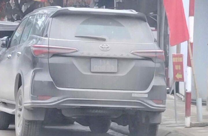 Xe ô tô biển xanh đỗ xe sai quy định.