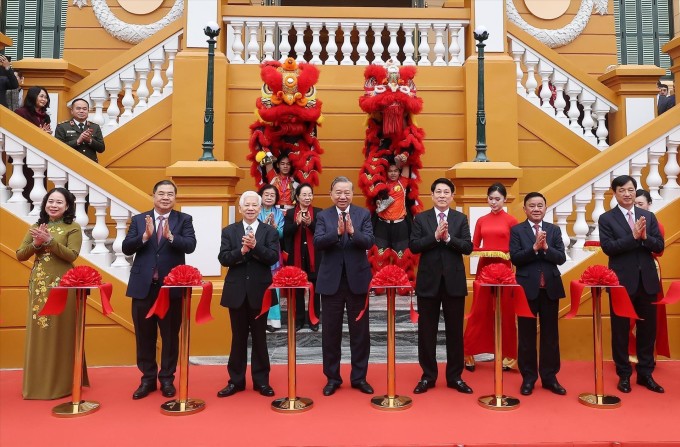 Tổng Bí thư Tô Lâm và Chủ tịch nước Lương Cường cắt băng dự án cải tạo, sửa chữa, nâng cấp, xây mới Trụ sở làm việc Cơ quan Chủ tịch nước, sáng 2/2. Ảnh: TTXVN