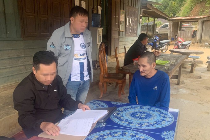 Trinh sát lấy lời khai đối với Xìa (ngoài cùng, góc phải). Ảnh: Hùng Lê