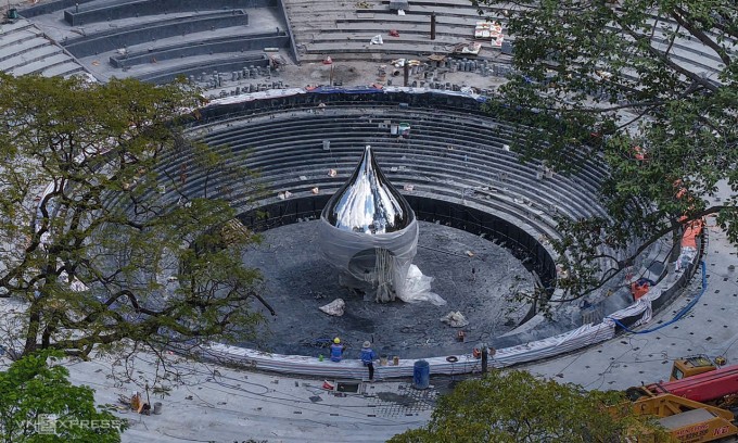 Biểu trưng giọt nước lắp đặt ở trung tâm hồ nước trong công viên Lý Thái Tổ. Ảnh: Thanh Tùng