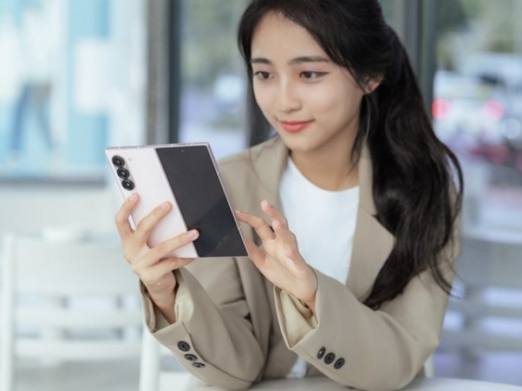 Top 4 smartphone Android đáng mua hơn Galaxy Z Tri Fold