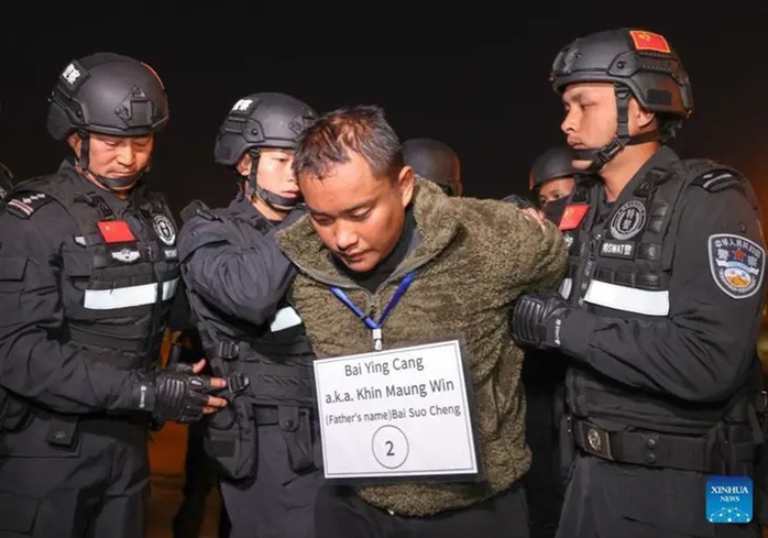 Cảnh sát Trung Quốc bắt trùm tội phạm Bạch Ứng Thương (Bai Yingcang), con trai của Bạch Sở Thành. Ảnh: Tân Hoa xã