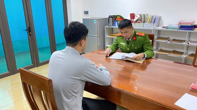 Công an xã Bản Nguyên làm việc với Q.L.A.Đ. Ảnh: Công an tỉnh Phú Thọ.