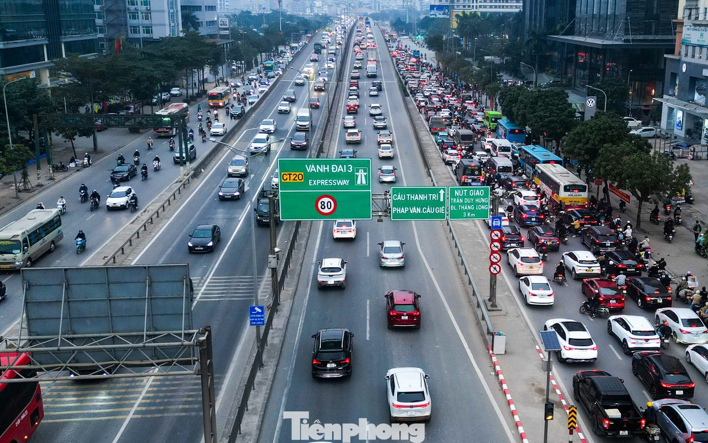 Tình trạng ùn tắc xuất hiện cả trên tuyến Vành đai 3 trên cao và các tuyến bên dưới, theo hướng từ Phạm Hùng đến nút giao Nguyễn Trãi.