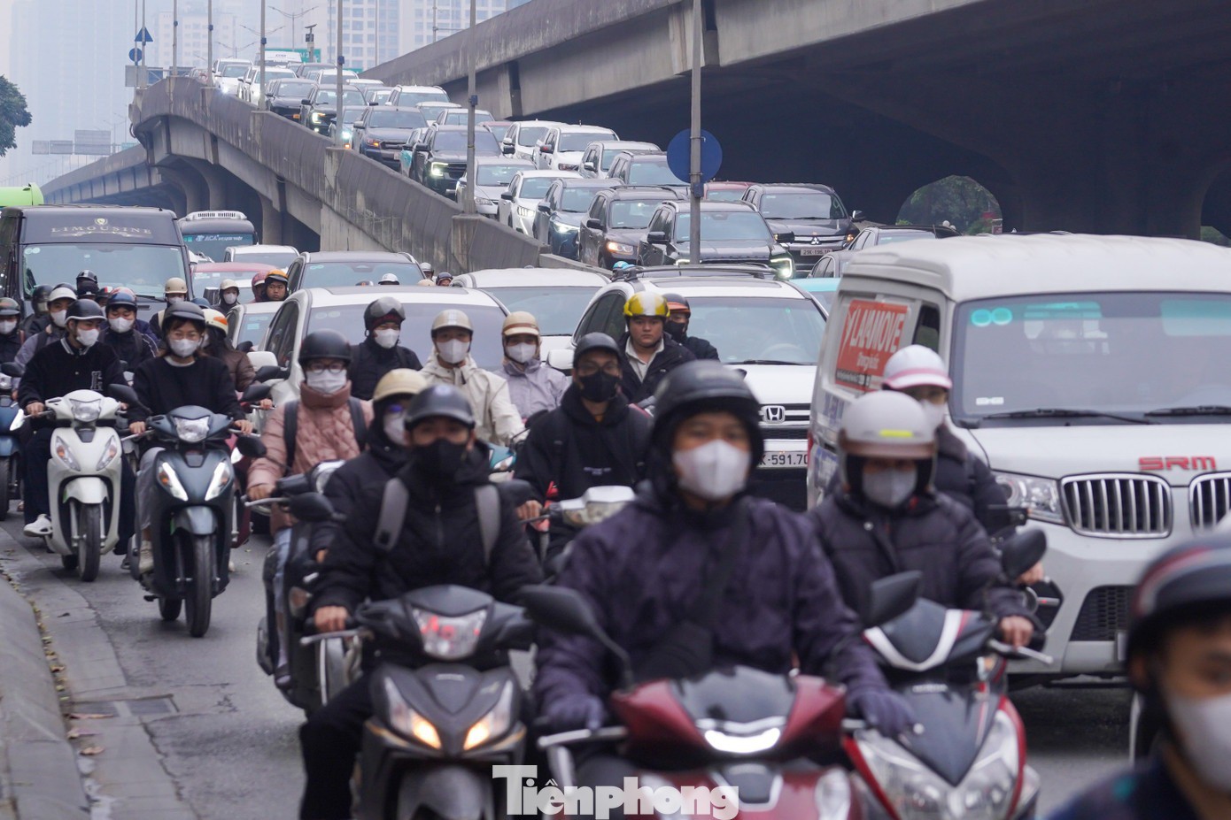 Tình trạng ùn tắc xuất hiện cả trên tuyến Vành đai 3 trên cao và các tuyến bên dưới, theo hướng từ Phạm Hùng đến nút giao Nguyễn Trãi.