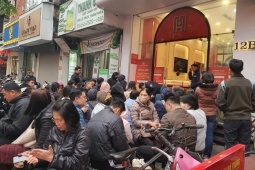 Giá vàng ngày 2/2 giảm 25,3 triệu đồng từ đỉnh, choáng ngợp “biển người” xếp hàng trên phố vàng Hà Nội: Mua hay bán?