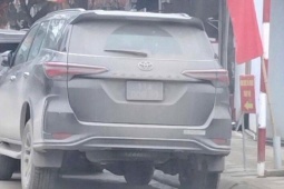 Người dân ghi hình xe biển xanh đỗ sai, bùn đất che biển số gửi Cục trưởng CSGT