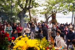 Phủ Tây Hồ đông nghịt người đi tạ lễ trưa Rằm tháng Chạp