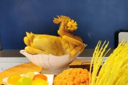 Vì sao mâm cỗ Tết không thể thiếu gà luộc nguyên con?