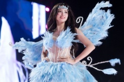 Hoa hậu, á hậu catwalk trong đêm nhạc của Hòa Minzy