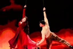 Hòa Minzy đu dây trong concert