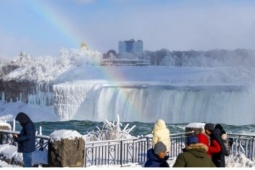 Du khách đổ xô chiêm ngưỡng thác Niagara bị đóng băng