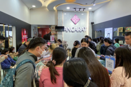 Bạc ở Việt Nam không khan hiếm, vì sao người dân phải xếp hàng mua bằng giấy hẹn?