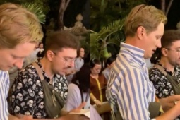 Dân mạng cười xỉu khi xem clip du khách Tây đến chùa đọc kinh làu làu