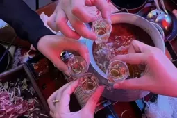 Uống rượu trắng dễ say hơn rượu màu?