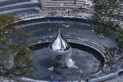 Lắp biểu trưng hình giọt nước ở đài tưởng niệm Covid-19