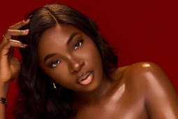 Nữ ca sĩ 26 tuổi qua đời do bị rắn độc cắn