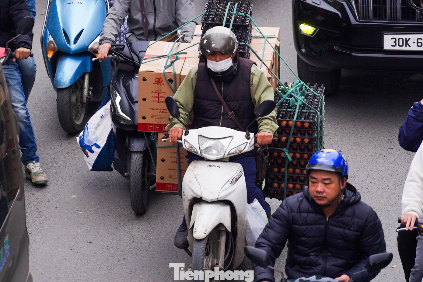 Nhiều xe máy "bị nhốt giữa rừng ôtô".