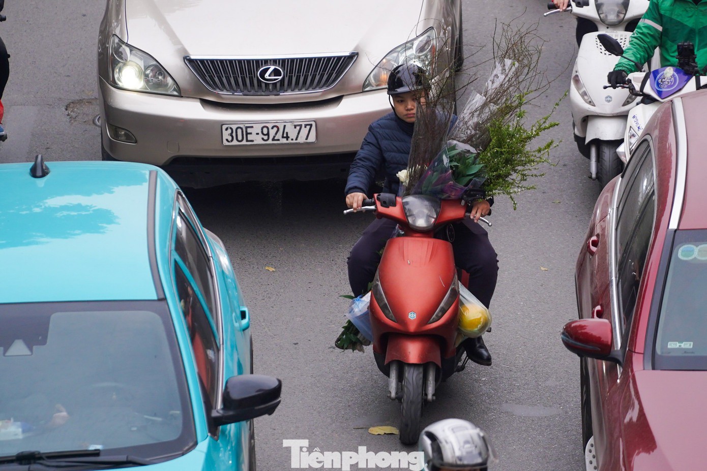 Nhiều xe máy "bị nhốt giữa rừng ôtô".