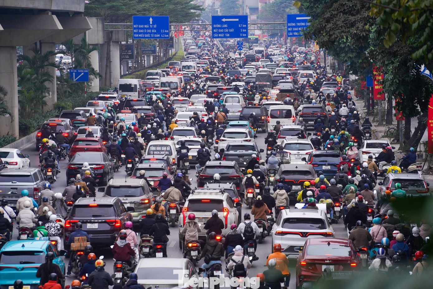 Đến 10h sáng, trục đường Nguyễn Trãi vẫn ùn tắc kéo dài. Chị Thu Thảo (phường Đống Đa) cho biết: “Những ngày này ra đường lúc nào cũng đông, tắc, đi làm mà cứ ngỡ giờ nào cũng là giờ cao điểm.”