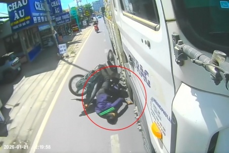 Clip: Hết hồn người đàn ông lao thẳng vào gầm xe tải đang chạy