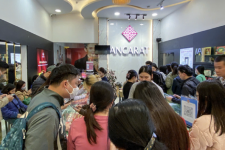 Bạc ở Việt Nam không khan hiếm, vì sao người dân phải xếp hàng mua bằng giấy hẹn?