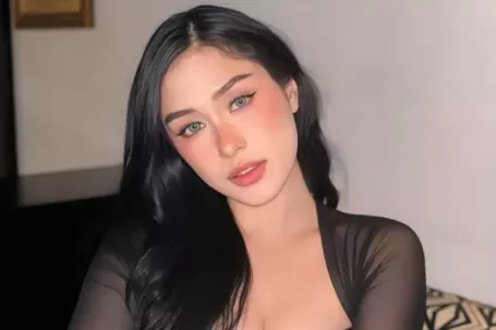 Á hậu Quốc tế từ bỏ danh hiệu