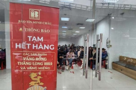 Giá vàng hôm nay mới nhất (2/2) lại giảm mạnh: Người mua xếp hàng từ 6 giờ sáng, nhà vàng chưa mở bán đã hết