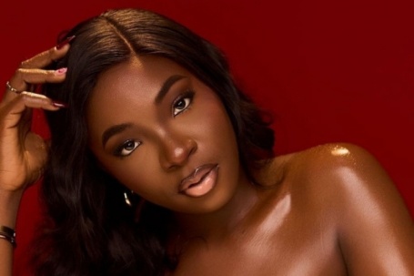 Nữ ca sĩ 26 tuổi qua đời do bị rắn độc cắn